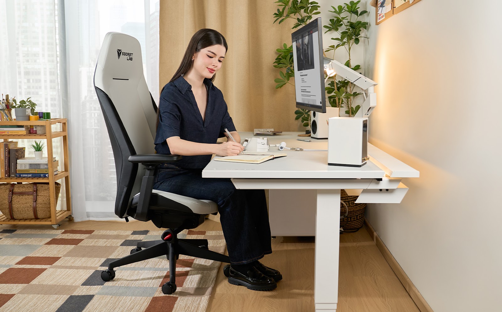 Femme travaillant sur une Secretlab ATLAS dans un bureau lumineux