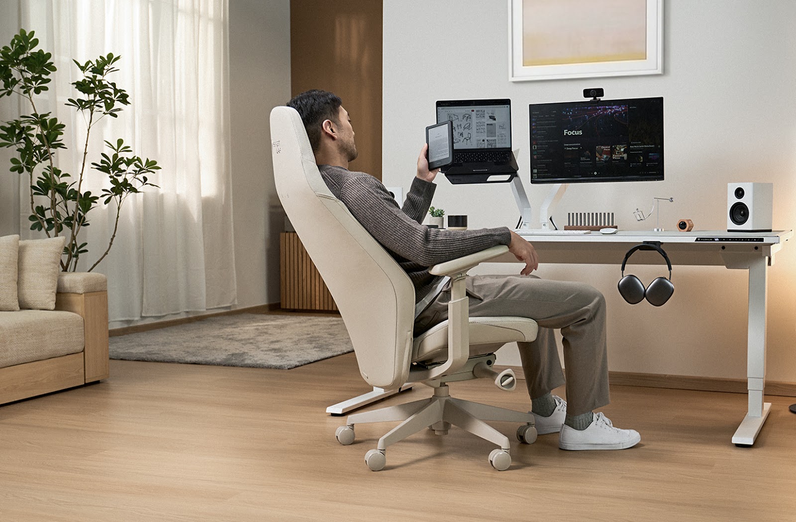 Homme incliné en mode repos sur la Secretlab ATLAS avec une tablette