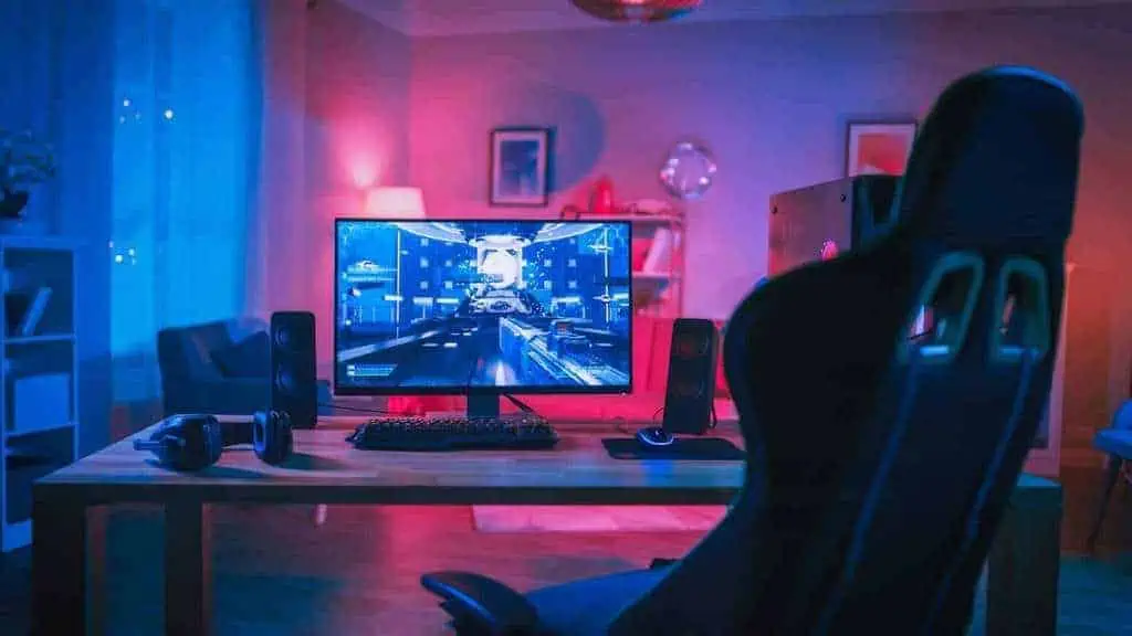 pc gaming puissant accompagné d'une chaise gamer
